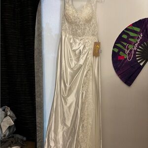Elegant Ivory Lace Gown